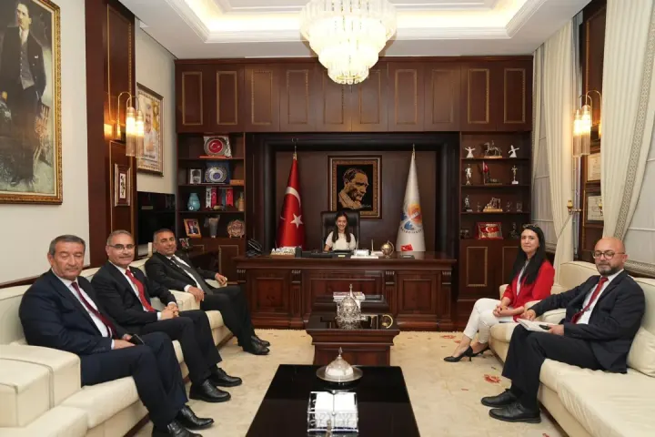 Büyükşehir Koltuğuna "Küçük Yazar" Oturdu: Zeynep Demir’den Örnek Davranış!