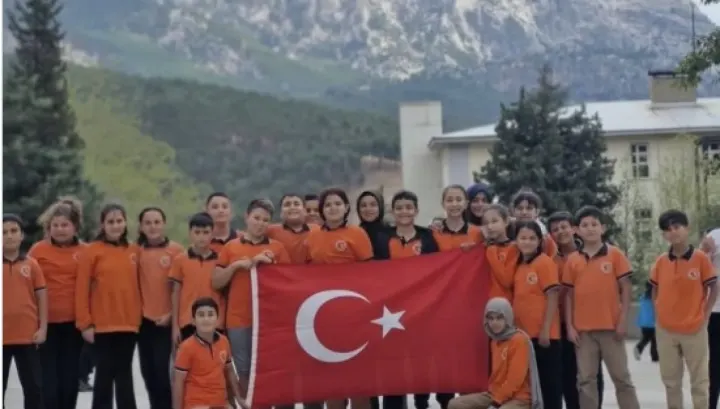 Pozantı’da Okullar Bayraklarla Açıldı: Eğitim Yılı Milli Duyarlılıkla Başladı