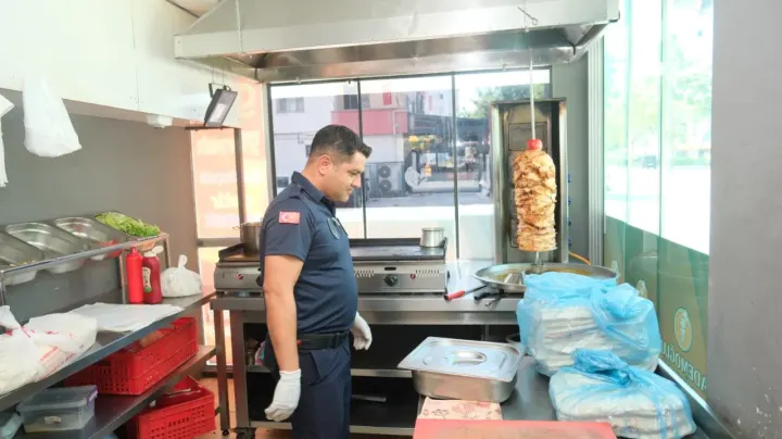 Ceyhan’da Halk Sağlığı Alarmı: Döner Satışı Yapan İşletmelere Sıkı Markaj!