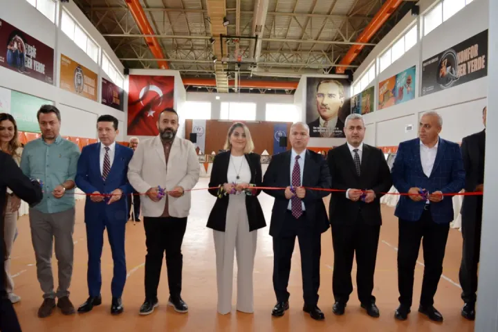 Ceyhan’da Sanat Rüzgarı: Kursiyerlerin Muhteşem Sergisi Görücüye Çıktı!