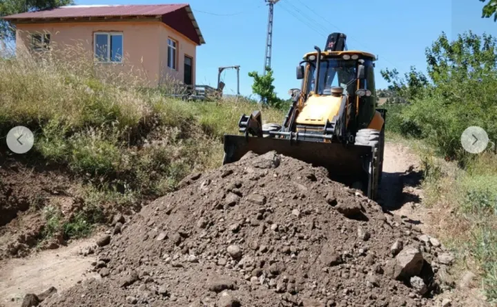 Büyükşehir’in Boşluğunu Pozantı Dolduruyor: Kamışlı Mahallesi’nde Hummalı Yol Mesaisi!