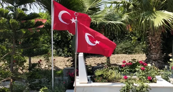 Yumurtalık Belediyesi’nden Şehitlerin Emanetine Büyük Vefa: Tüm Bayraklar Yenilendi!