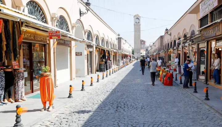 Büyük Saat Sokağı Yayalaştırıldı, Esnaf Memnun Kaldı