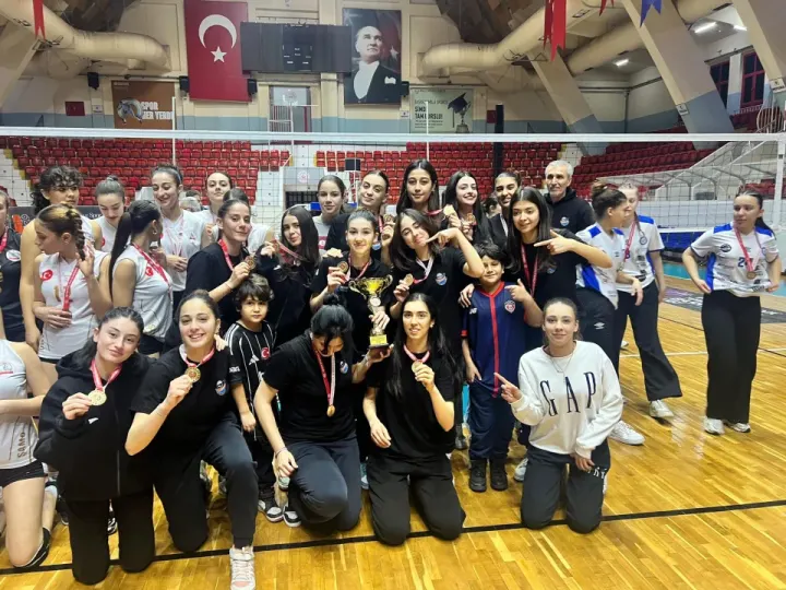 BBSK Genç Kızlar Voleybol Takımı, Zeydan Karalar’ı şampiyonlukla karşıladı