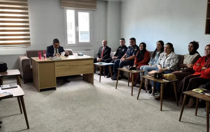 Pozantı’da Anlamlı Etkinlik: Kaymakam Muhammet Cengiz Gençlerle Kitap Okudu