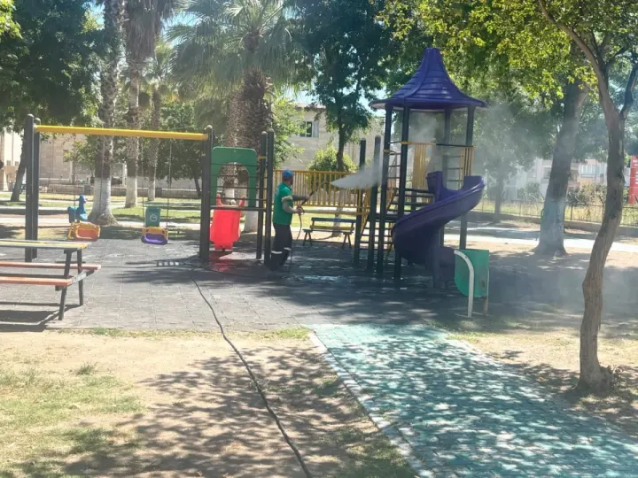 Ceyhan Belediyesi’nden Dev Hijyen Seferberliği: Meydan ve Parklar Köpüklü Sularla Yıkandı!