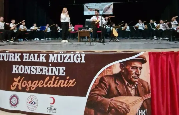 Ceyhan’da Bağlama Şöleni: Genç Kursiyerler Sahne Alınca Alkışlar Susmadı!