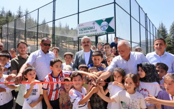 Pozantı Belediye Başkanı Ali Avan Aşçıbekirli’de FIFA Standartlarında Halı Saha Açtı