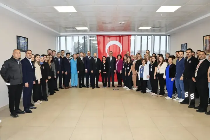 Vali Yavuz ve Sağlık Ordusu 5 Ocak Devlet Hastanesi’nde Bayramlaştı