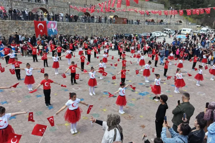 Pozantı’da 23 Nisan Gururu: Makam Koltukları Geleceğin Başkanlarına Emanet!