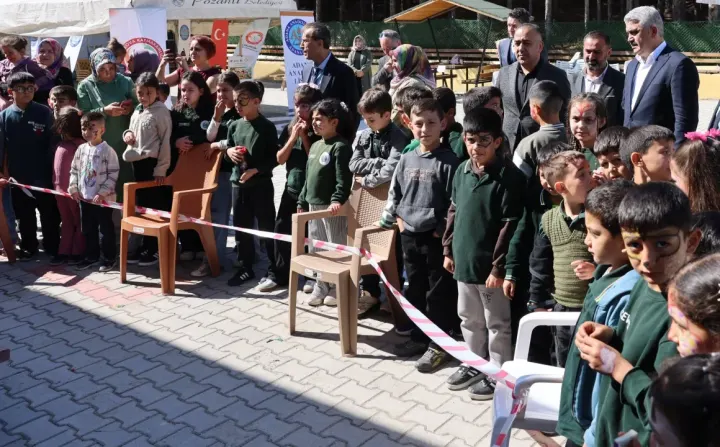 Pozantı’da Bilim Rüzgarı! Ali Avan Öğrencilerin Heyecanına Ortak Oldu