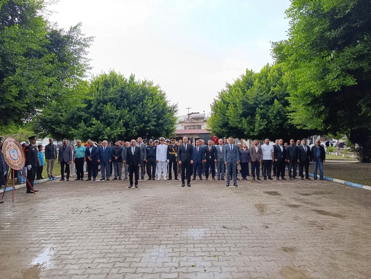 Eller Birlik Bayraklarla Yürekler Cumhuriyet Sevgisiyle Attı: Yumurtalık Sokakları Aydınlandı