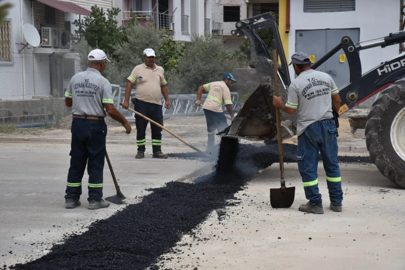 Ceyhan Belediyesi'nden Yol ve Kaldırım Onarım Seferberliği