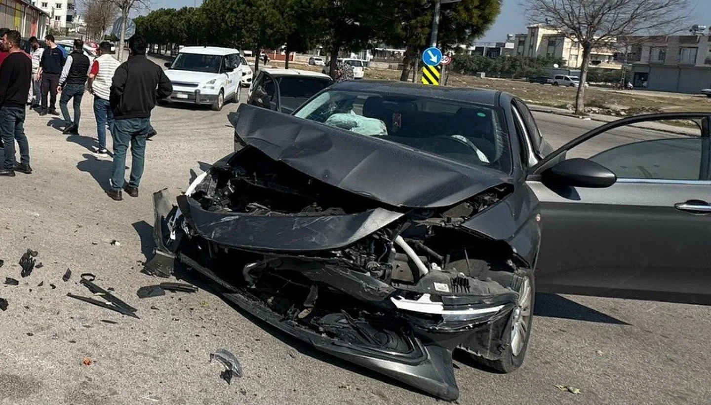 Ceyhan’da Trafik Kazası: Fevzi Çakmak Bulvarı'nda Çarpışma Meydana Geldi