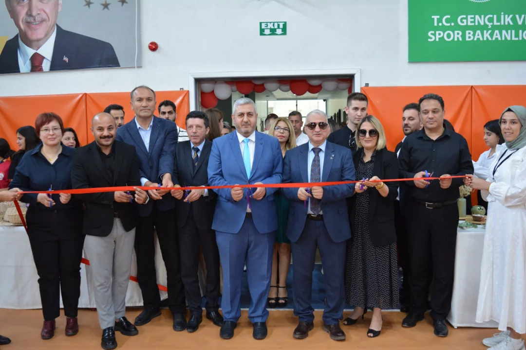 Kaymakam Kurtyemez, 19 Mayıs Sergisinde Gençlerin Eserlerini İnceledi