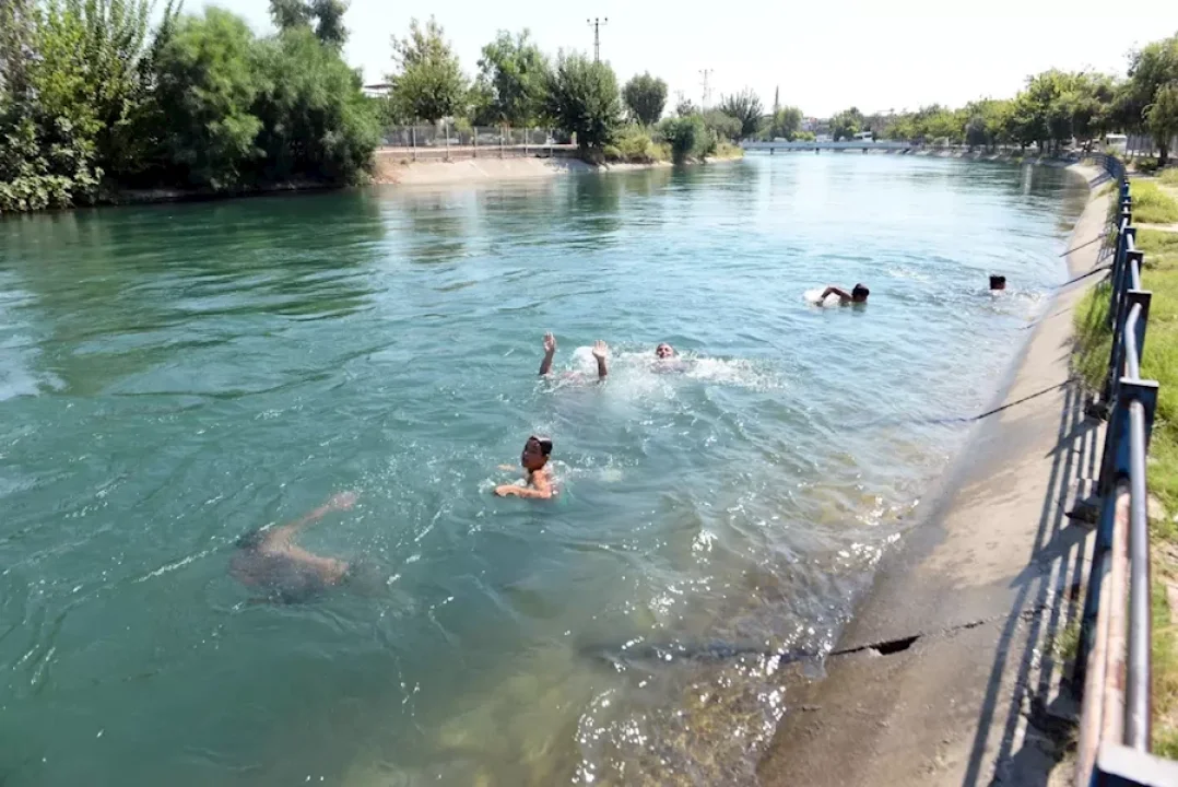 Adana’da Havalar Isındı, Gençler Tehlikeyi Umursamıyor!