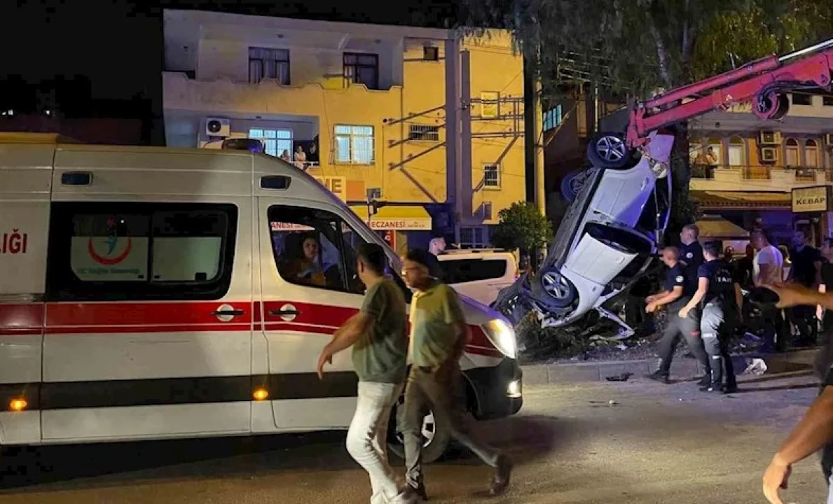 Kontrolden Çıkan Otomobil Refüjde Asılı Kaldı: 5 Yaralı