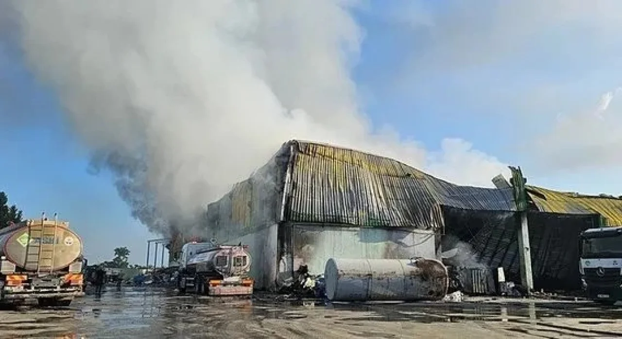 Adana’da Geri Dönüşüm Fabrikasında Yangın