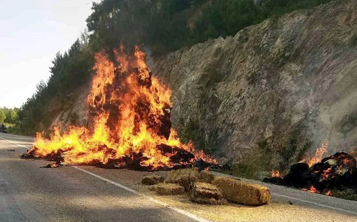 Feke’de Saman Yüklü Araç Yandı, Sürücü Son Anda Kurtuldu