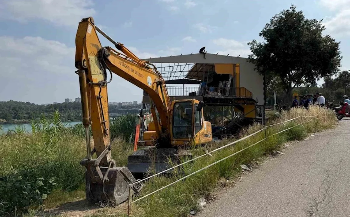 Adana’da Yıkım Gerginliği: İşletme Sahibi Direndi, Polis Müdahale Etti