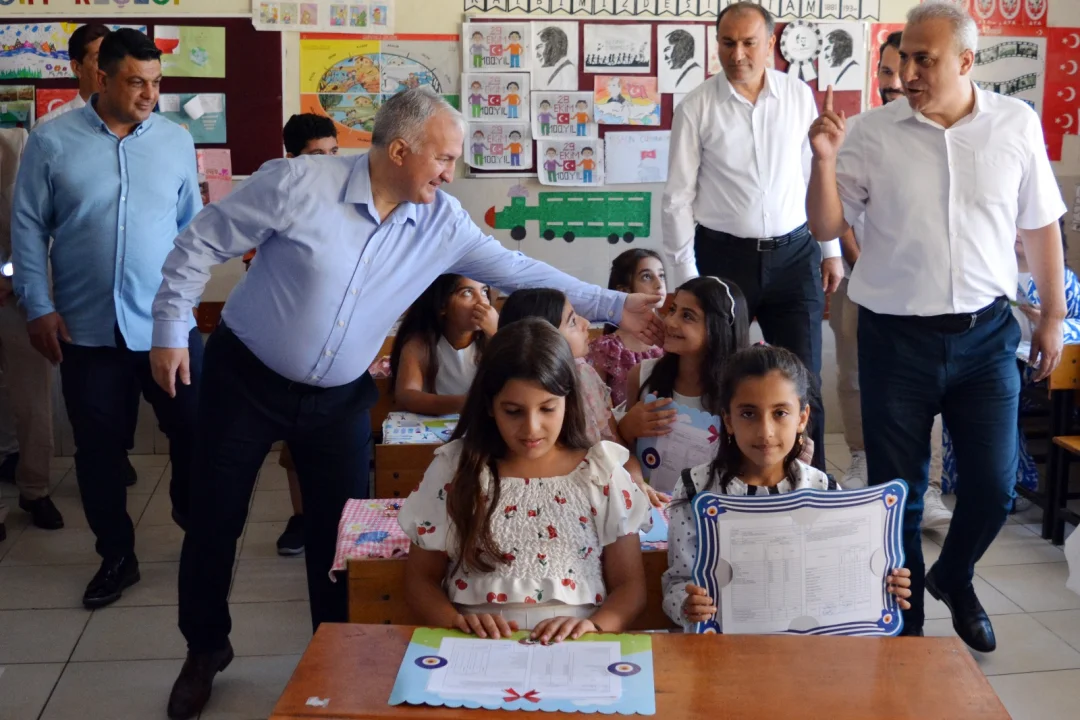 Kaymakam Kurtyemez, Karne Töreninde Öğrencilerin Sevincine Ortak Oldu
