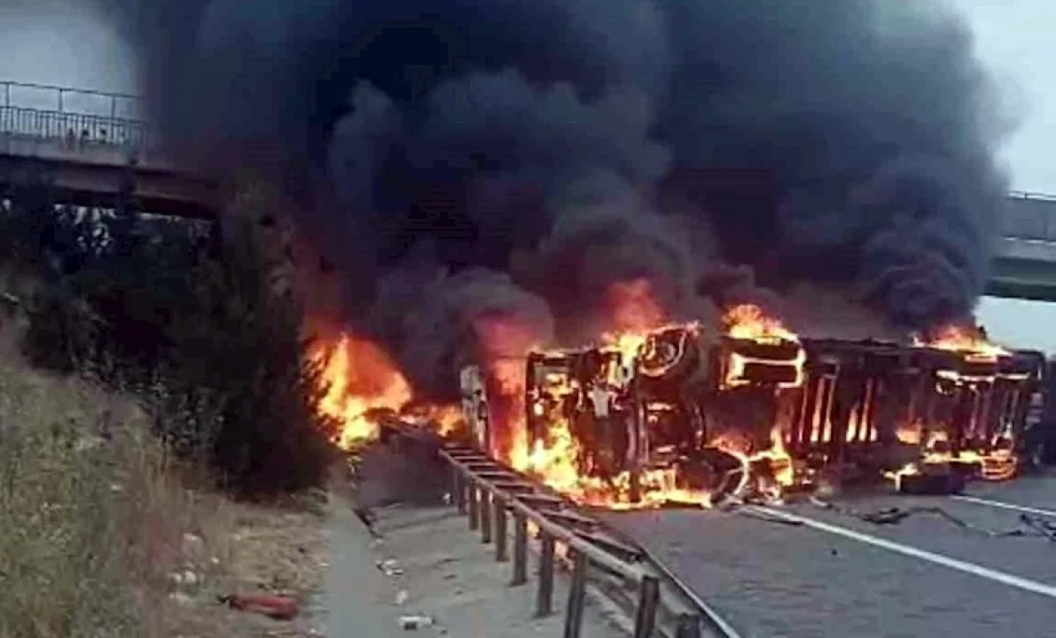 Otobanda Elyaf Yüklü TIR Alev Aldı: ,Ulaşım Saatlerce Durdu 