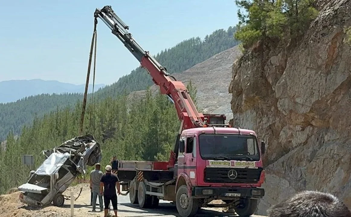 Adana’da Feci Kaza: Uçuruma Yuvarlanan Otomobilde 5 Kişi Hayatını Kaybetti