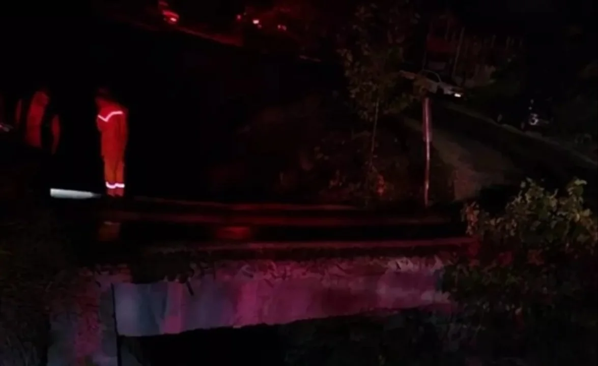 Adana'da Dereye Düşen Kamyonetin Sürücüsü Yaralandı