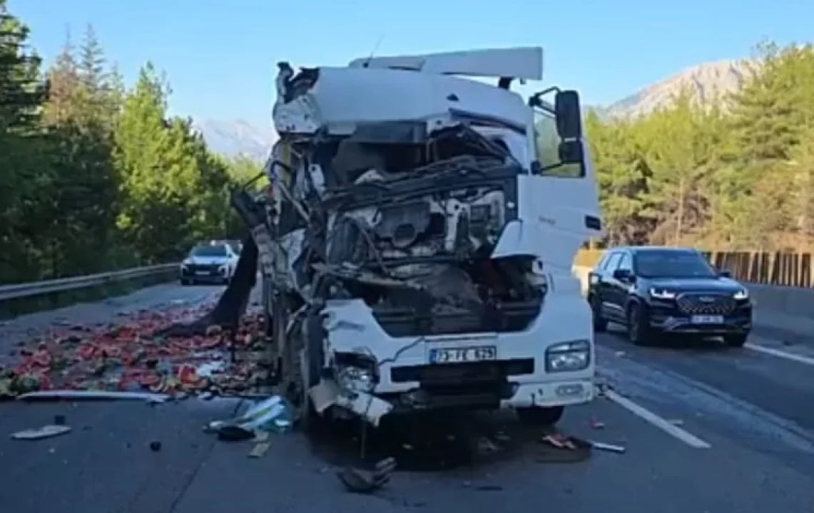 Adana-Pozantı Otoyolunda Karpuz Yüklü Tır Kaza Yaptı: Yola Karpuzlar Saçıldı