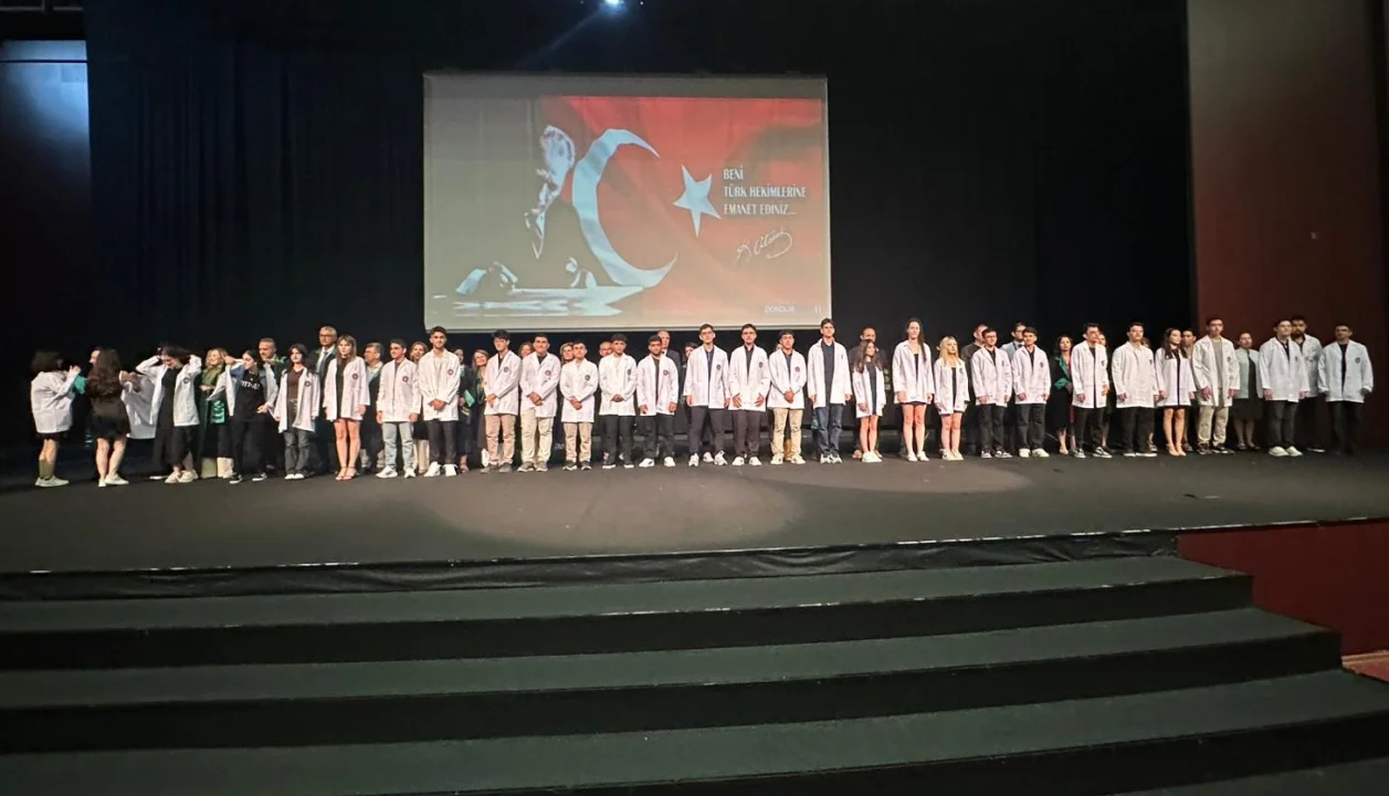 DOKTOR ADAYLARI BEYAZ ÖNLÜKLERİNİ GİYDİ