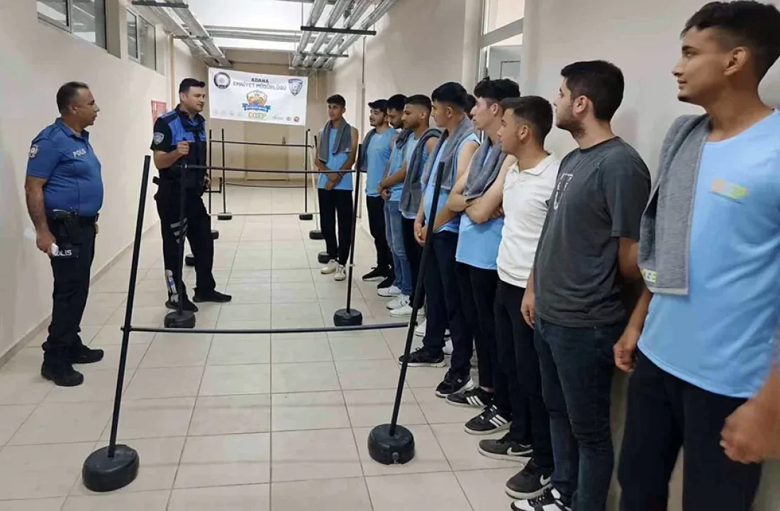 Polisin eğittiği gençler astsubay oldu