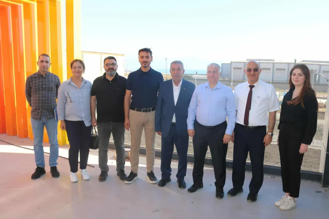 Taşköprü üzerine yazılan yazılar Büyükşehir’in uzman ekiplerince temizlendi