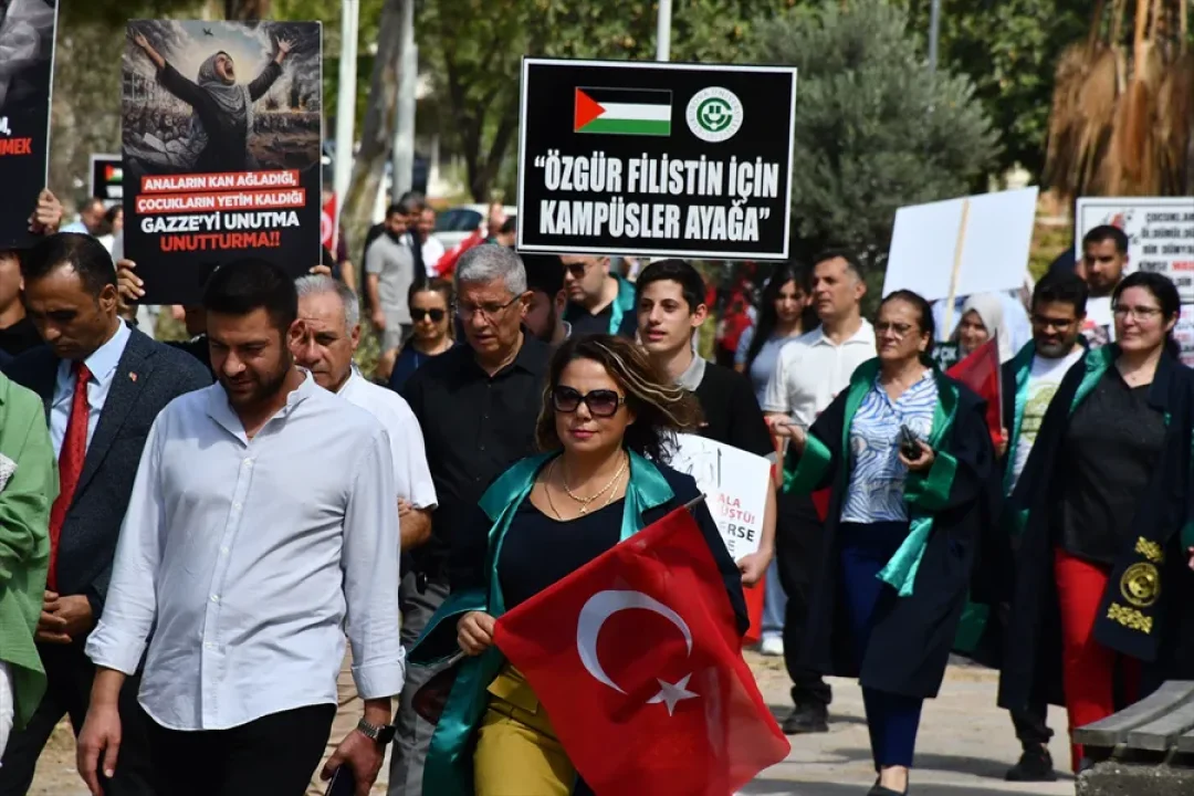 Çukurova Üniversitesi’nden Filistin’e Destek Yürüyüşü
