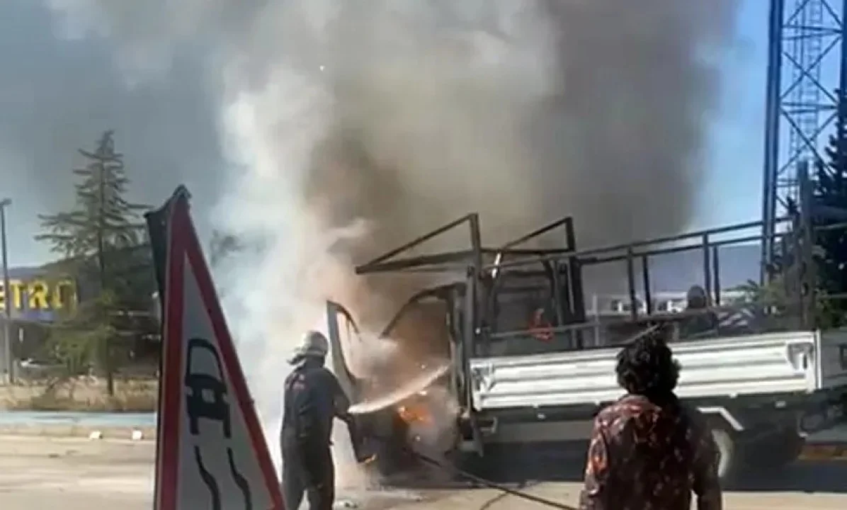 Adana’da Seyir Halindeki Kamyonet Alev Alev Yandı
