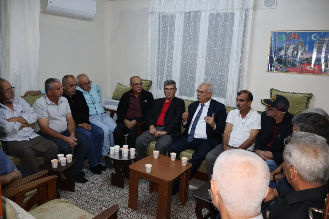 Başkan Yusuf Kanlı, evlerde sorun dinliyor
