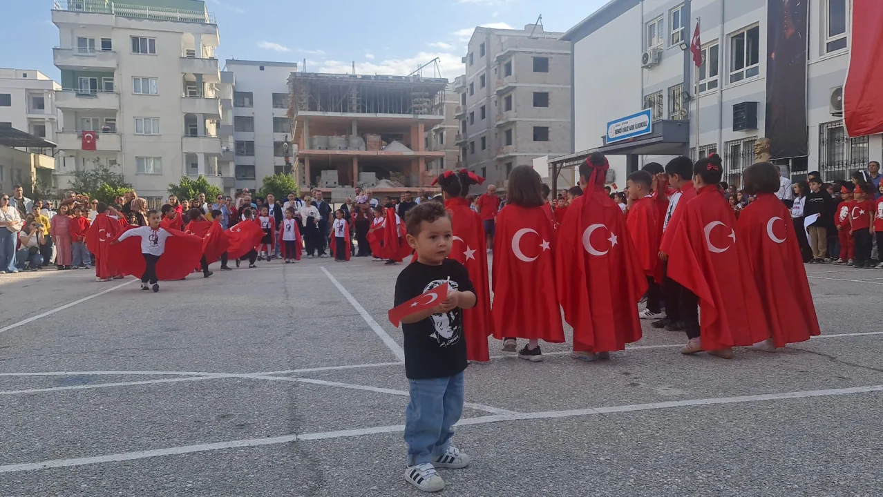 Ceyhan’ın köklü eğitim kurumlarından Remzi Oğuz Arık İlkokulu, Cumhuriyetimizin 102. yılı kutlamaları kapsamında unutulmaz bir etkinliğe ev sahipliği yaptı.