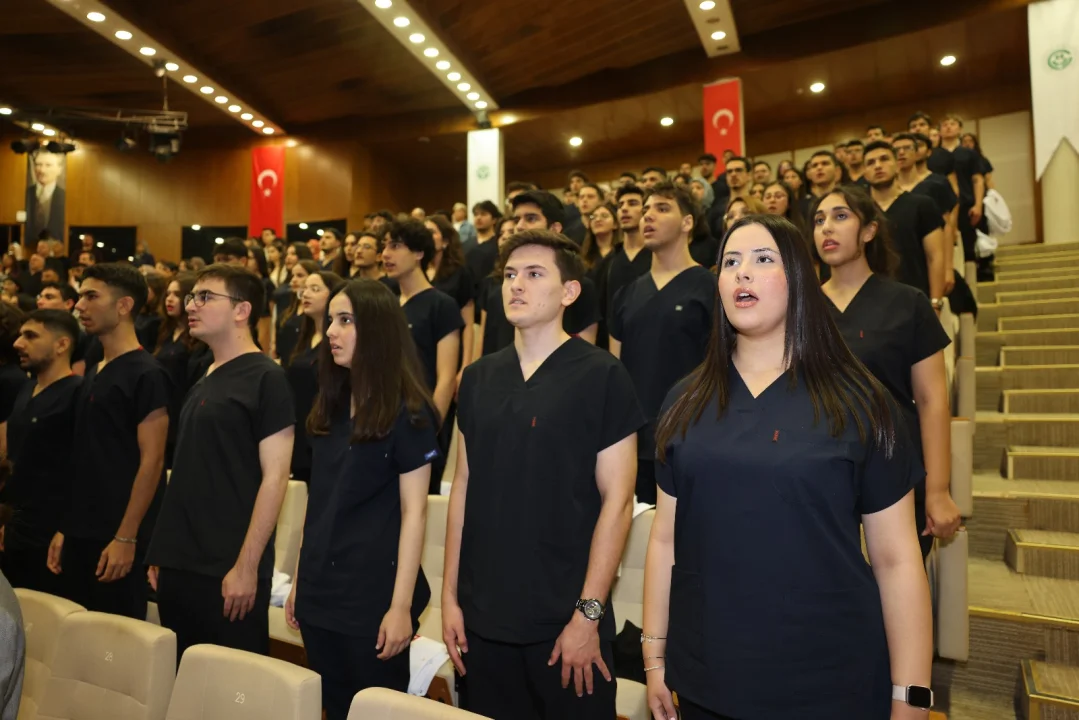Çukurova Üniversitesi Diş Hekimliği Fakültesinde Beyaz Önlük ve 25. Yıl Mezuniyet Seremonisi Düzenlendi