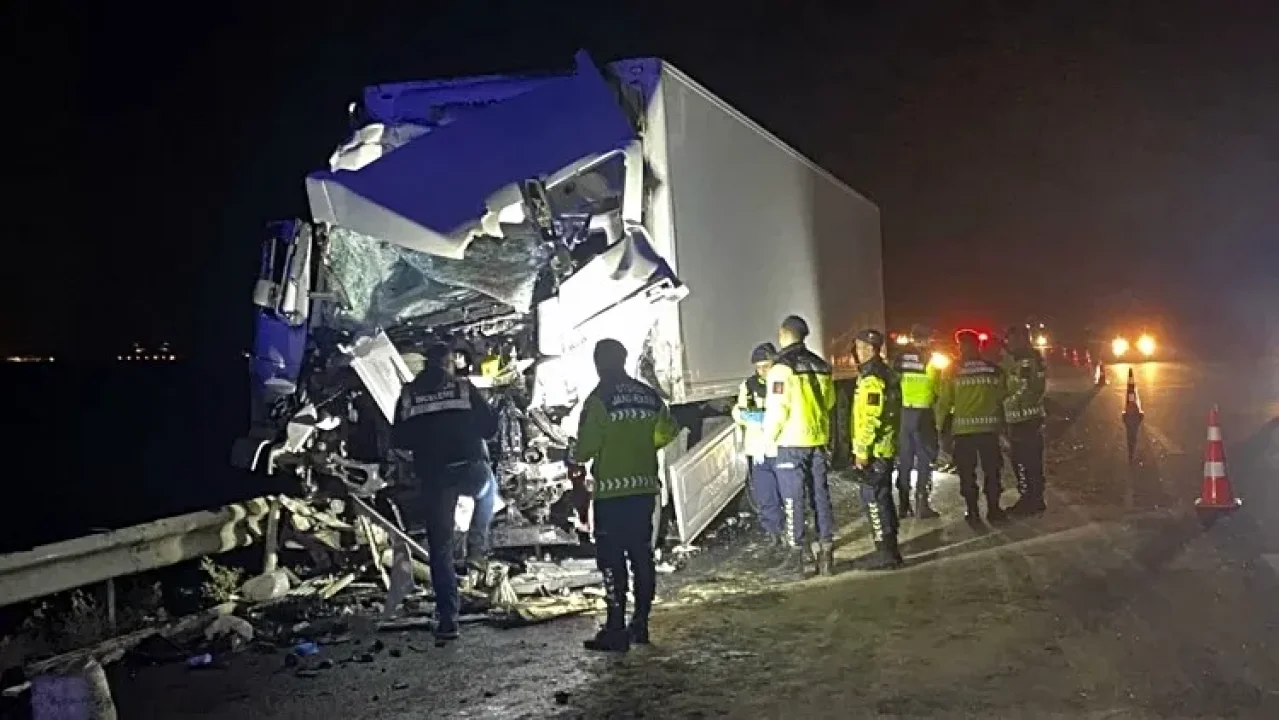 Ceyhan’da TIR, Emniyet Şeridindeki Otobüse Çarptı: 14 Yaralı