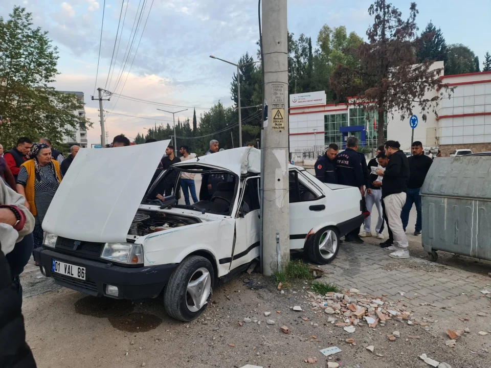 Ceyhan'da Kahreden Kaza: Direğe Çarpan Otomobildeki 3 Kardeş Yaralandı