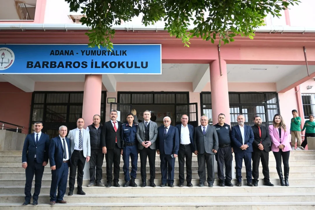 BAŞKAN ERDİNÇ ALTIOK ÖĞRETMENLERİ KUTLADI, HEDİYE SUNDU