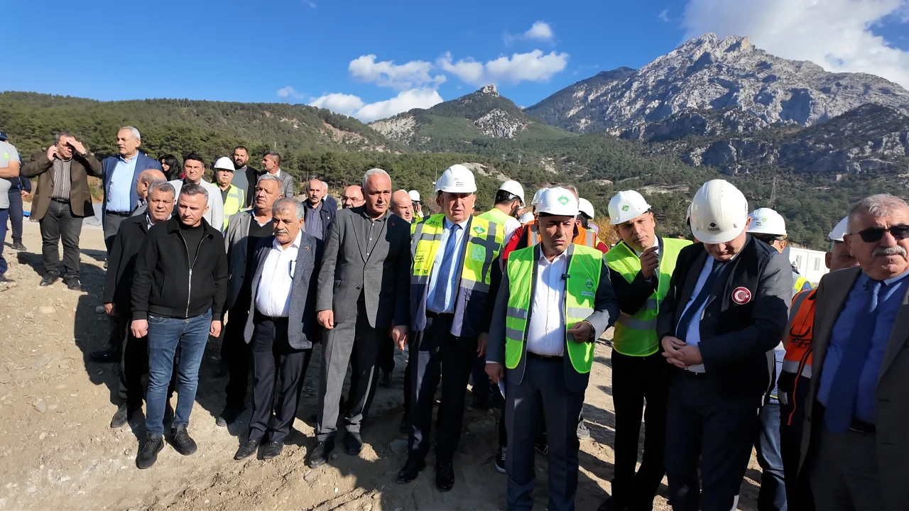 Güngör Geçer, temeli atılan Pozantı Atık Su Arıtma Tesisi’nde incelemelerde bulundu