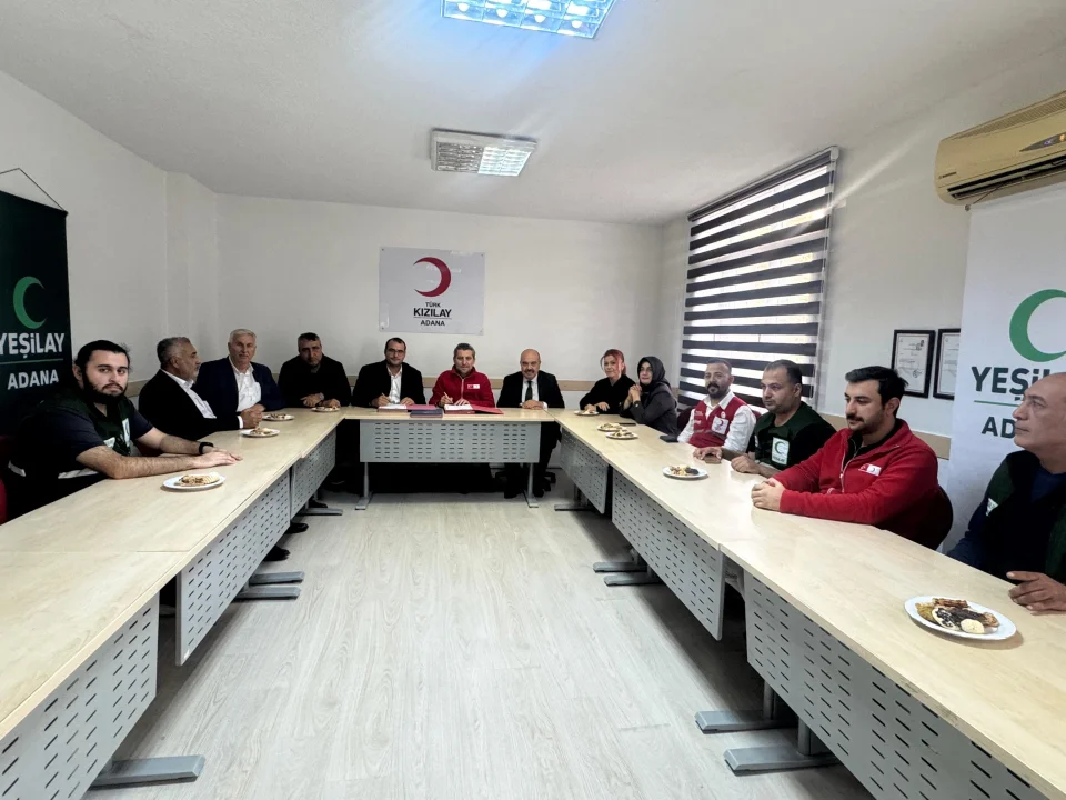 HİLALLERİN KARDEŞLİĞİ: KIZILAY VE YEŞİLAY ADANA’DA GÜÇLERİNİ BİRLEŞTİRDİ