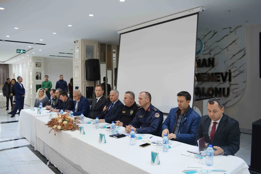 CEYHAN’DA 112 MAHALLE MUHTARININ KATILIMIYLA GENEL DEĞERLENDİRME TOPLANTISI YAPILDI