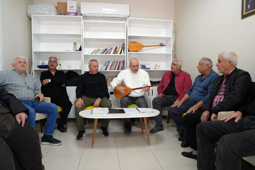 Emekli Dinlenme Evi’nde Şarkılar Hep Bir Ağızdan Söylendi