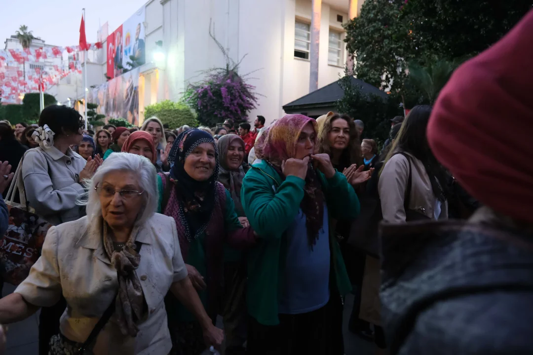 ADANA BÜYÜKŞEHİR’İN KADIN ÇALIŞANLARINDAN “ZEYDAN KARALAR’A ÖZGÜRLÜK” YÜRÜYÜŞÜ
