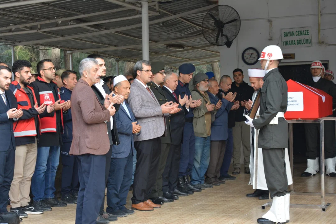 Ceyhan Kaymakamı Ramazan Kurtyemez, Kore Gazisi Abdullah Sepici’nin Cenaze Törenine Katıldı