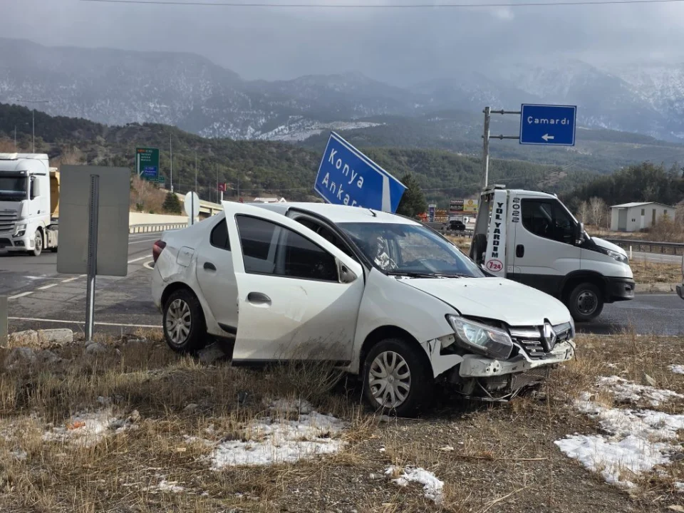 Pozantı’da Otomobil ile Tır Çarpıştı: Facianın Eşiğinden Dönüldü