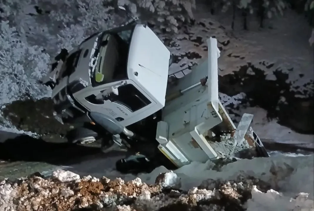 Pozantı’da Kar Temizleme Kamyonu Şarampole Devrildi