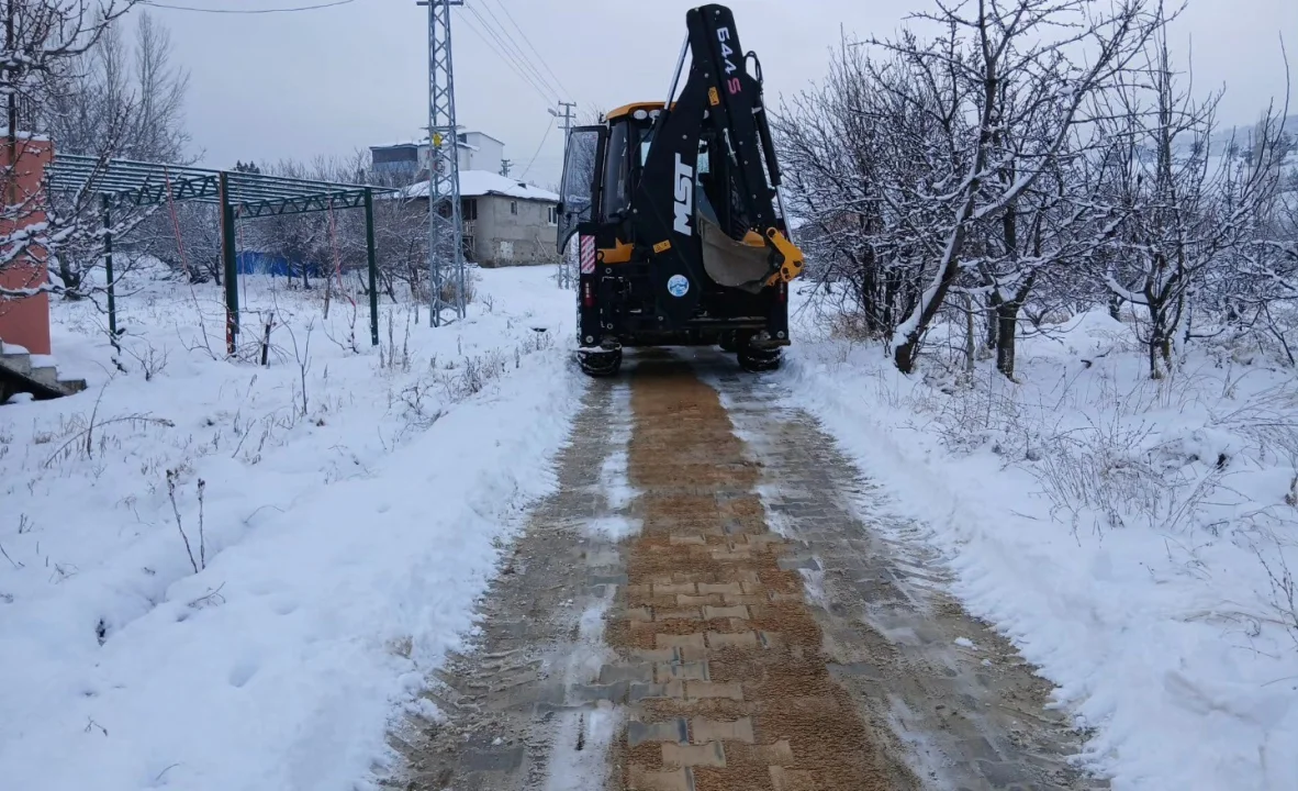 Başkan Ali Avan Karla Mücadele İçin 24 İş Makinesiyle Sahaya İndi