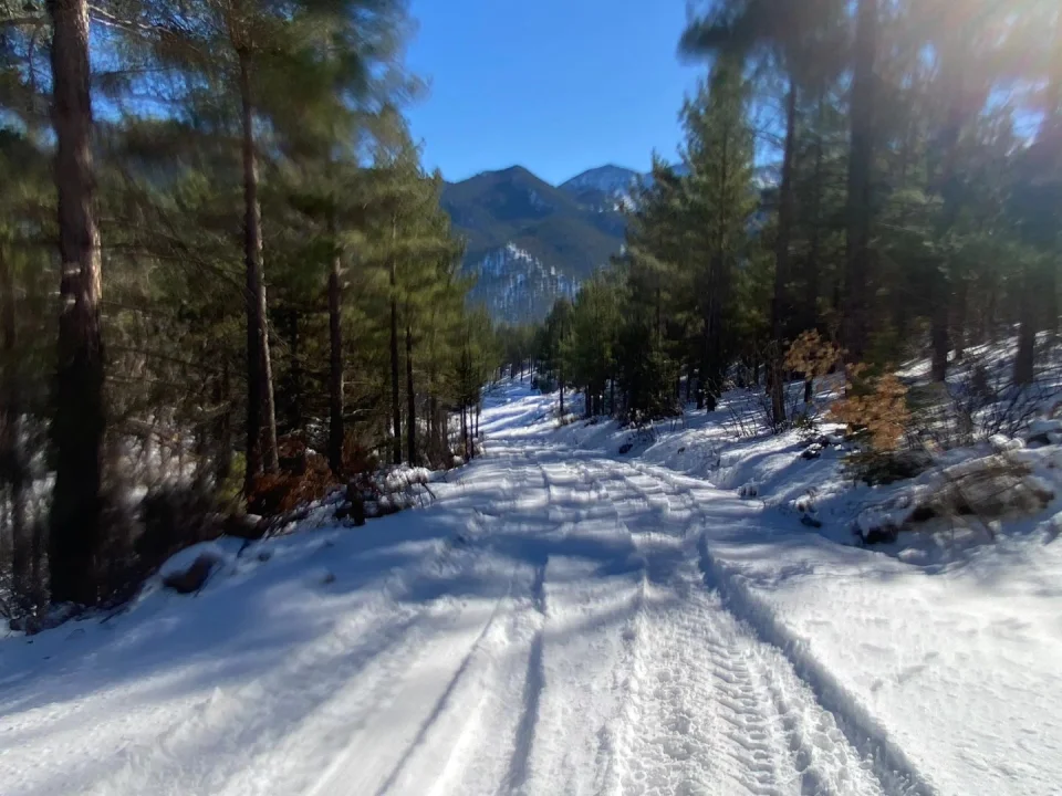 Pozantı Belediyesi Ekiplerinin Karla Mücadelesi Sürüyor